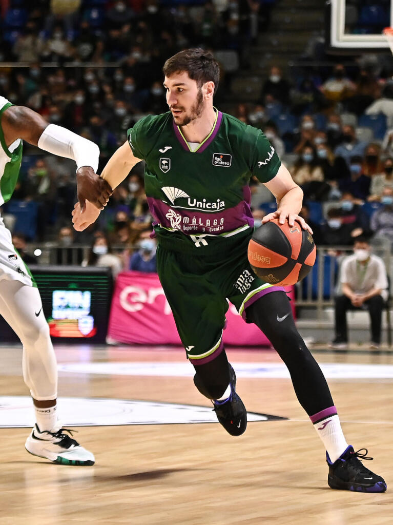 Darío Brizuela trata de superar a Brandon Paul