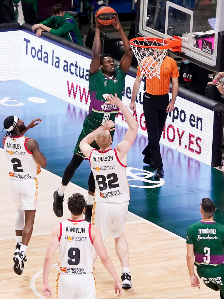 Michael Eric finaliza un alley-oop de Jaime Fernández