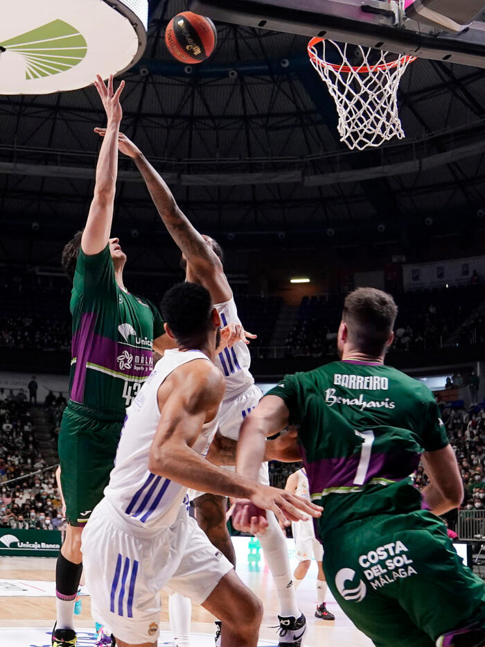 Carlos Suárez lanza a canasta