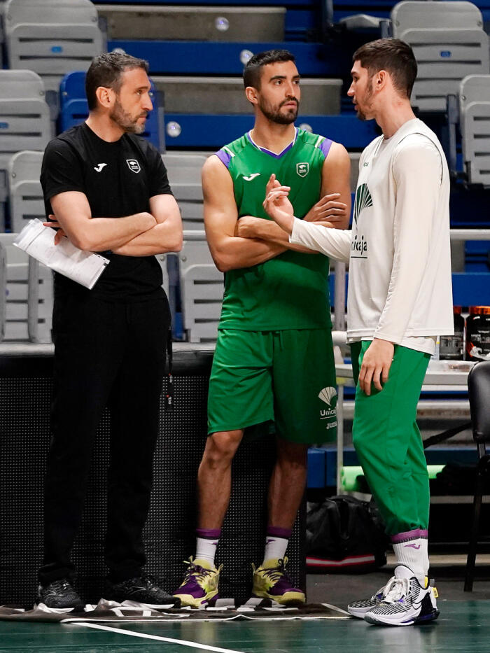 Ibon Navarro charla con Jaime Fernández y Darío Brizuela antes del entrenamiento