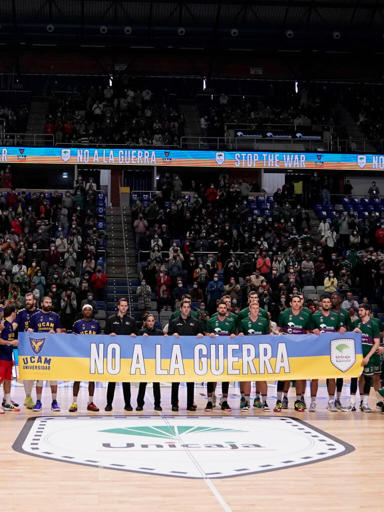 Los jugadores de ambos equipos, el trío arbitral y Chicui posan con el 