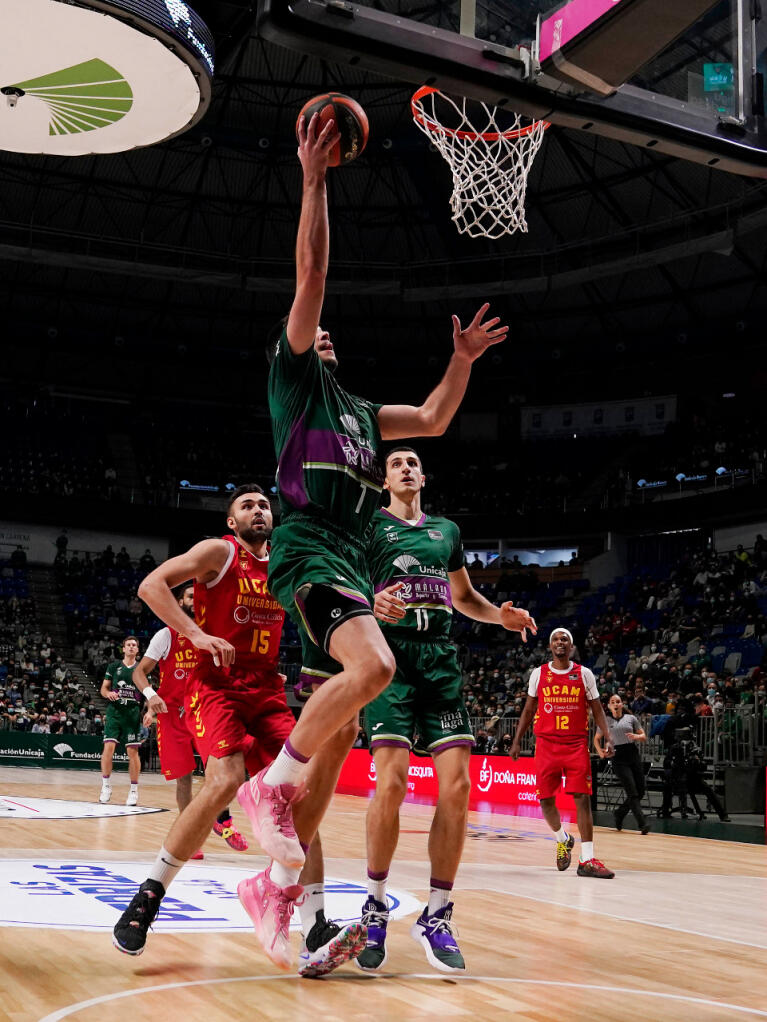 Jonathan Barreiro anota una canasta