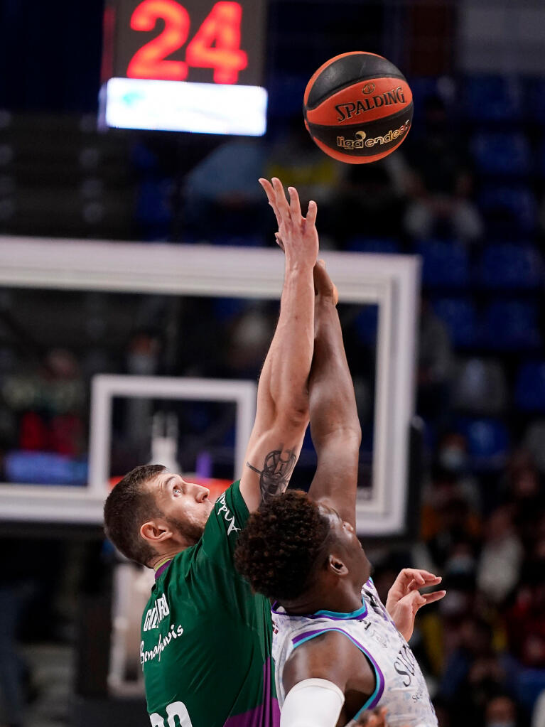 Salto entre Ángel Delgado y Rubén Guerrero