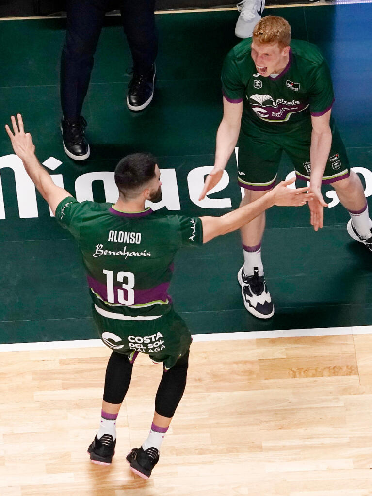 Francis Alonso celebra uno de sus triples con Alberto Díaz