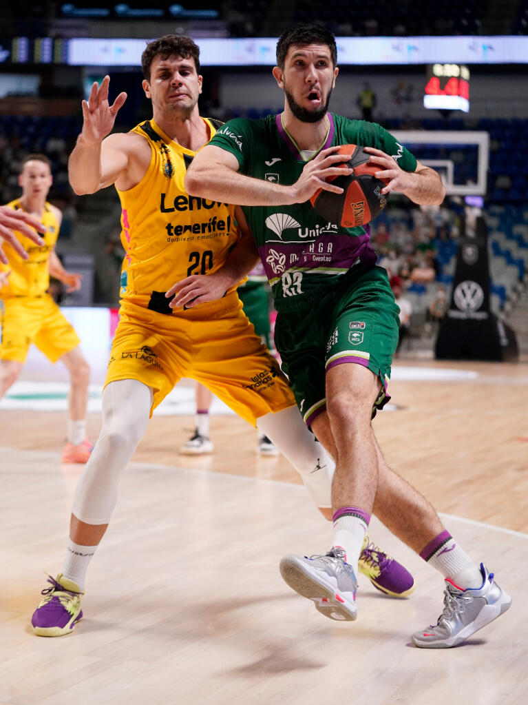 Axel Bouteille defendido por Dejan Todorovic