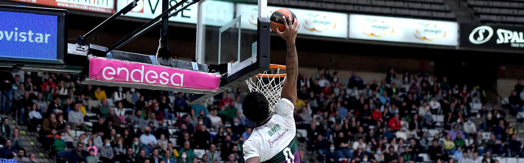 Cameron Oliver intenta un mate ante el Joventut