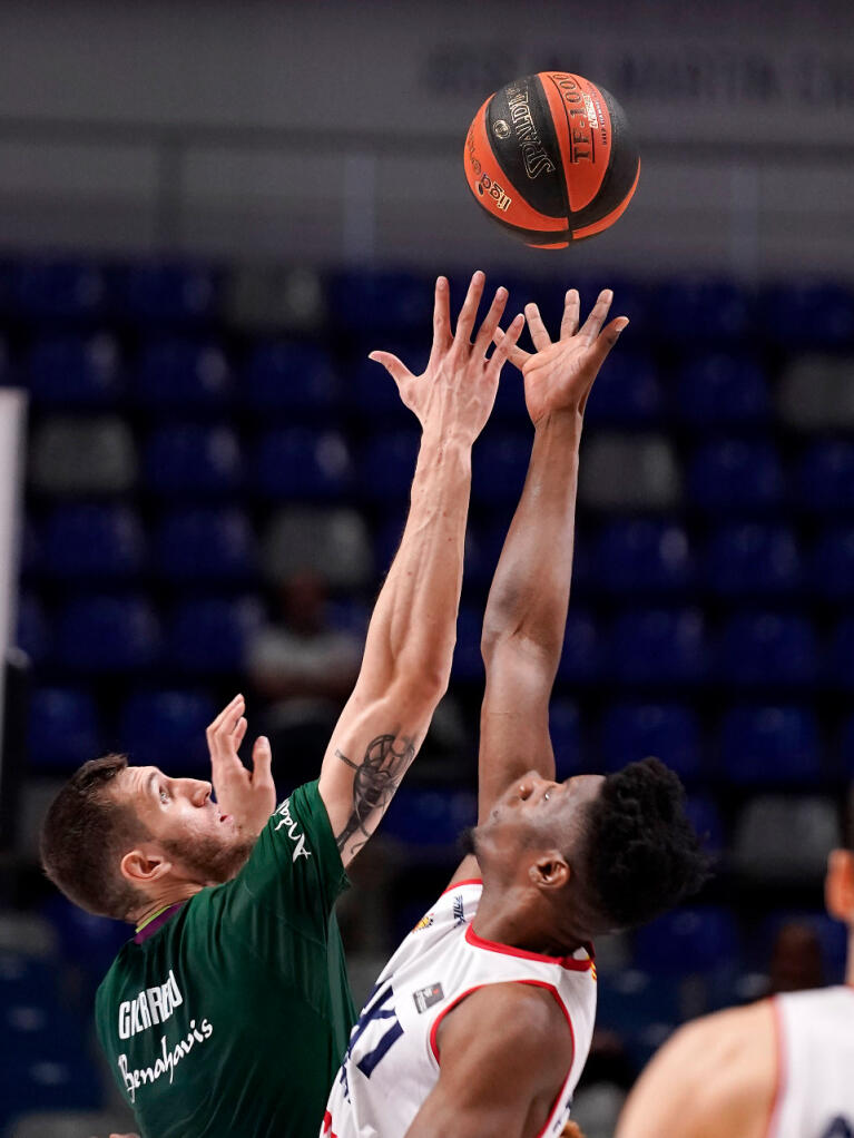 Salto inicial entre Rubén Guerrero y Yankuba Sima