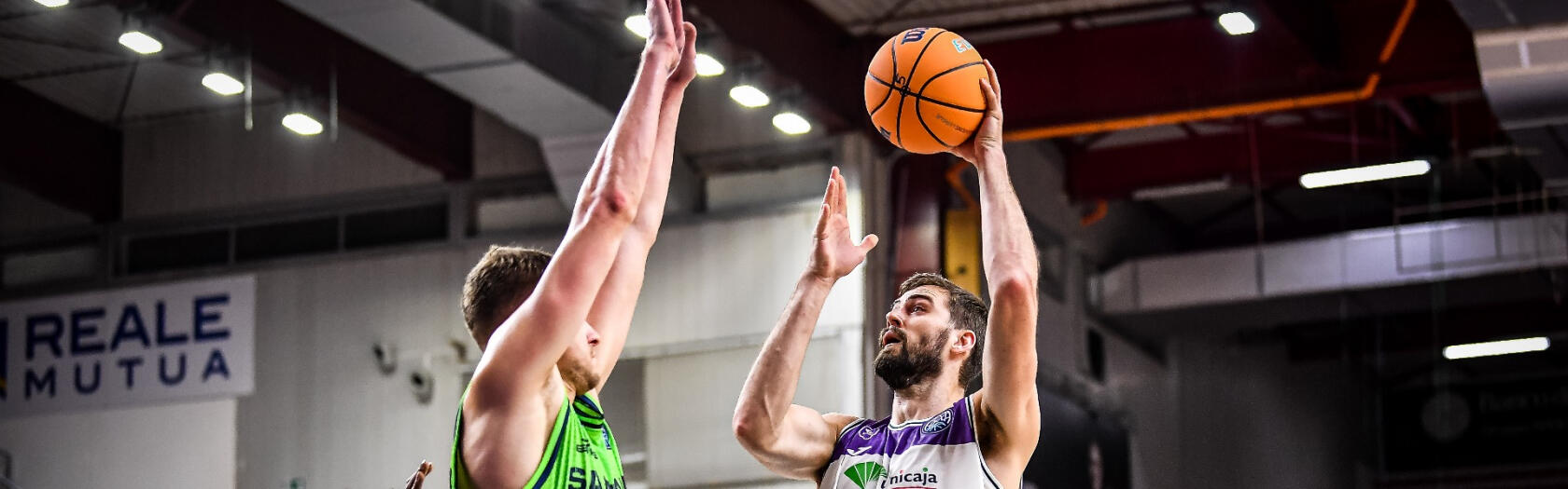 David Kravish lanza un semigancho ante el Dinamo Sassari