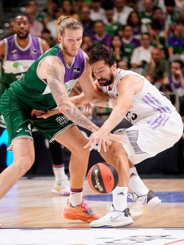 Dylan Osetkowski roba el balón a Llull