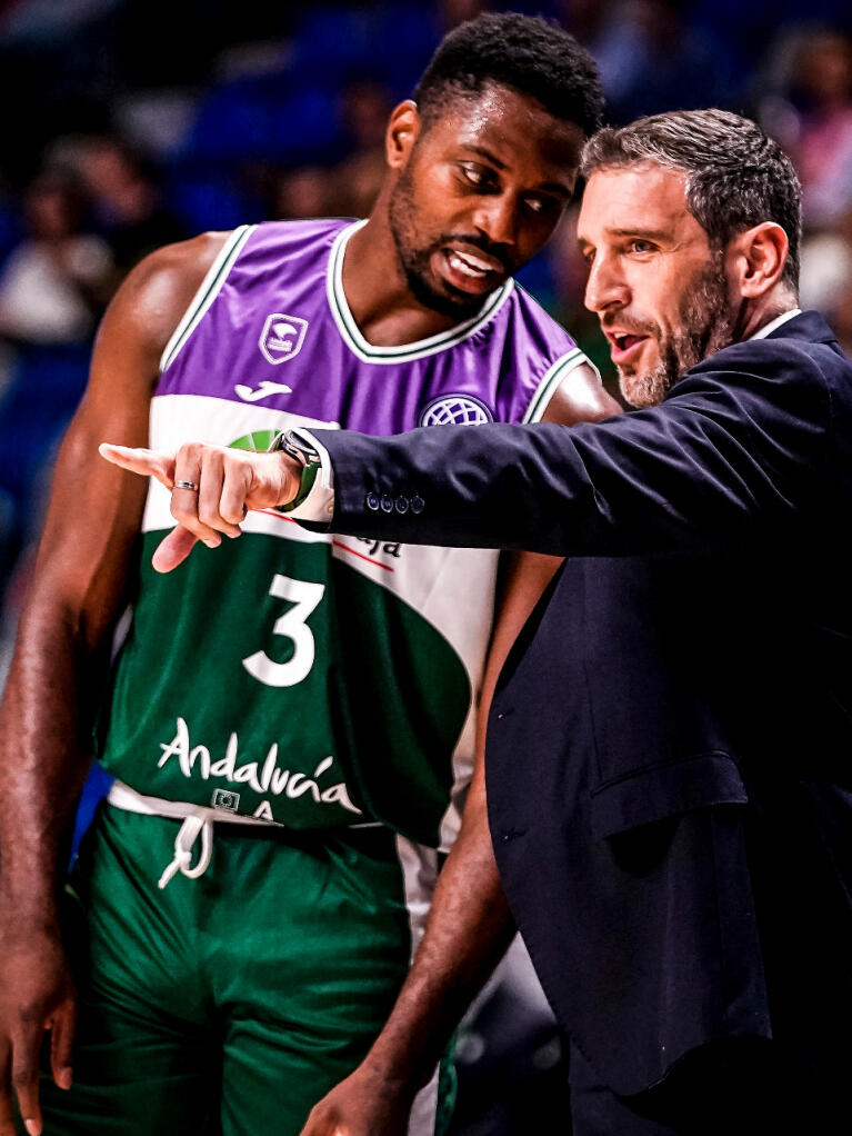 Ibon Navarro da instrucciones a Melvin Ejim