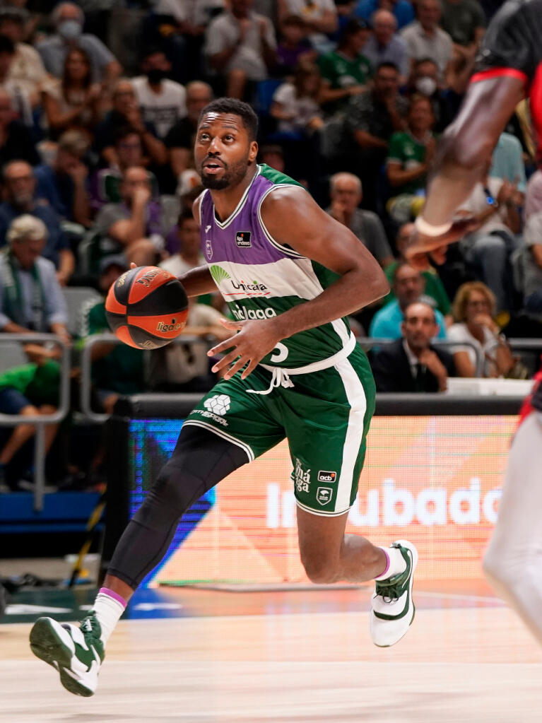 Melvin Ejim sube el balón