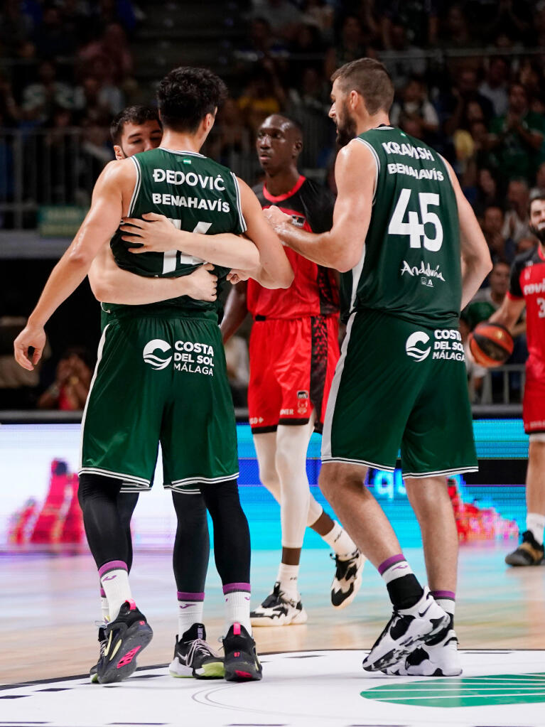 El equipo celebra la victoria final