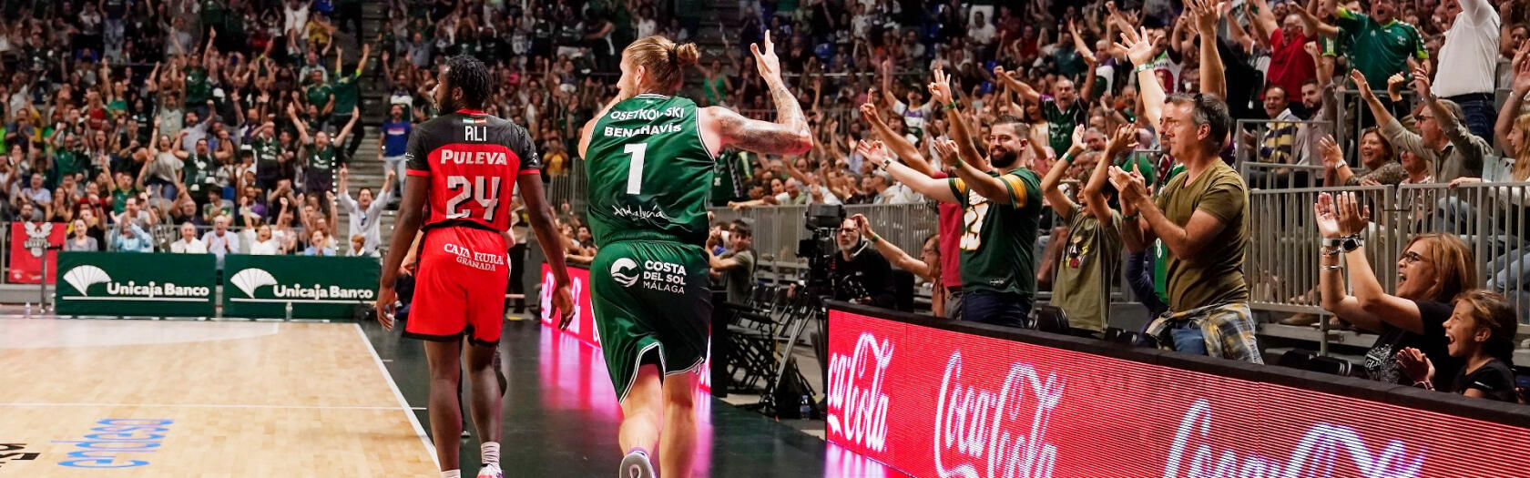 Dylan Osetkowski celebra un triple ante el Coviran Granada