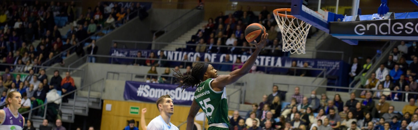 Kendrick Perry anota una bandeja ante el Monbus Obradoiro