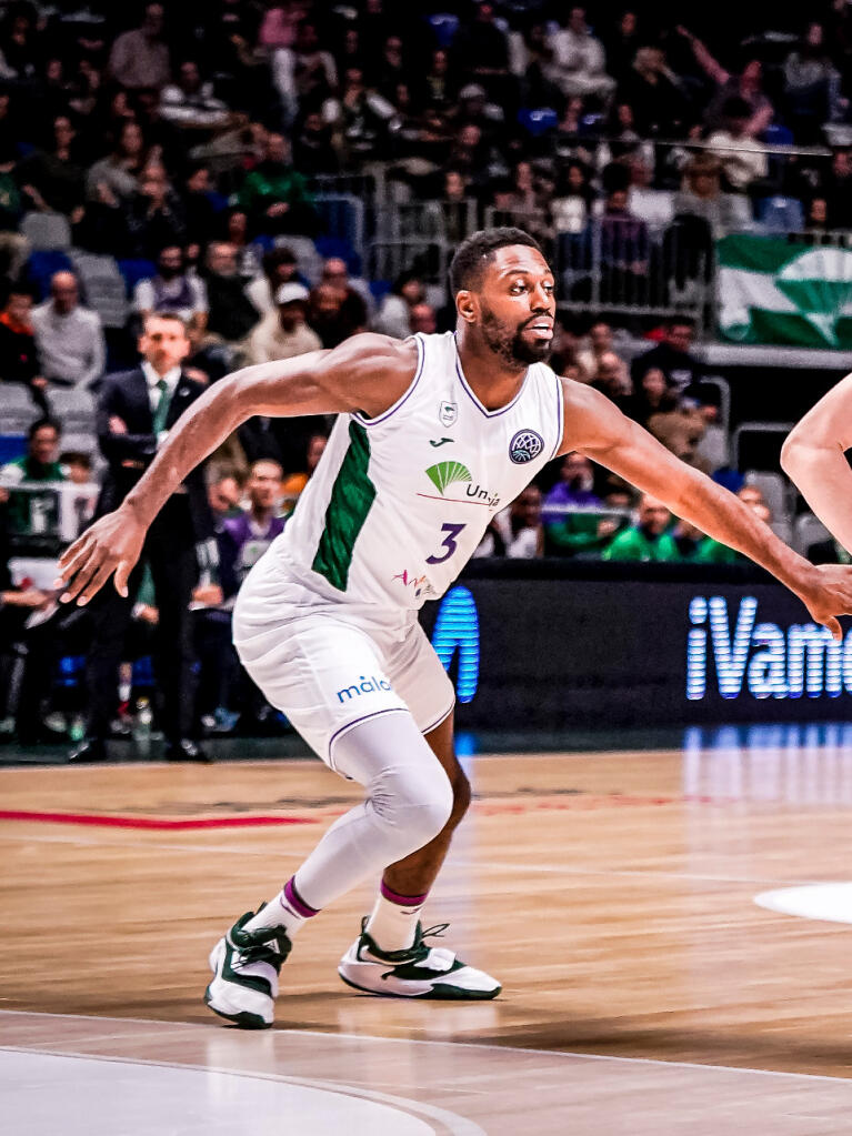 Bendzius intenta la penetración ante melvin Ejim
