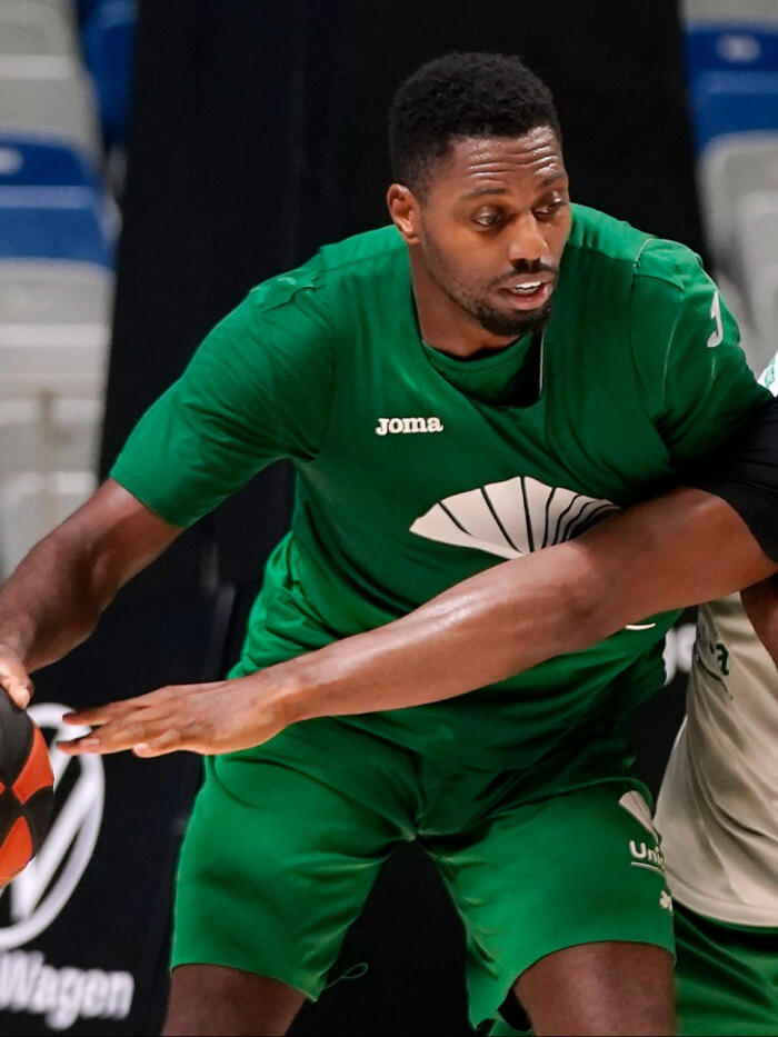 Melvin Ejim y Will Thomas en un entrenamiento