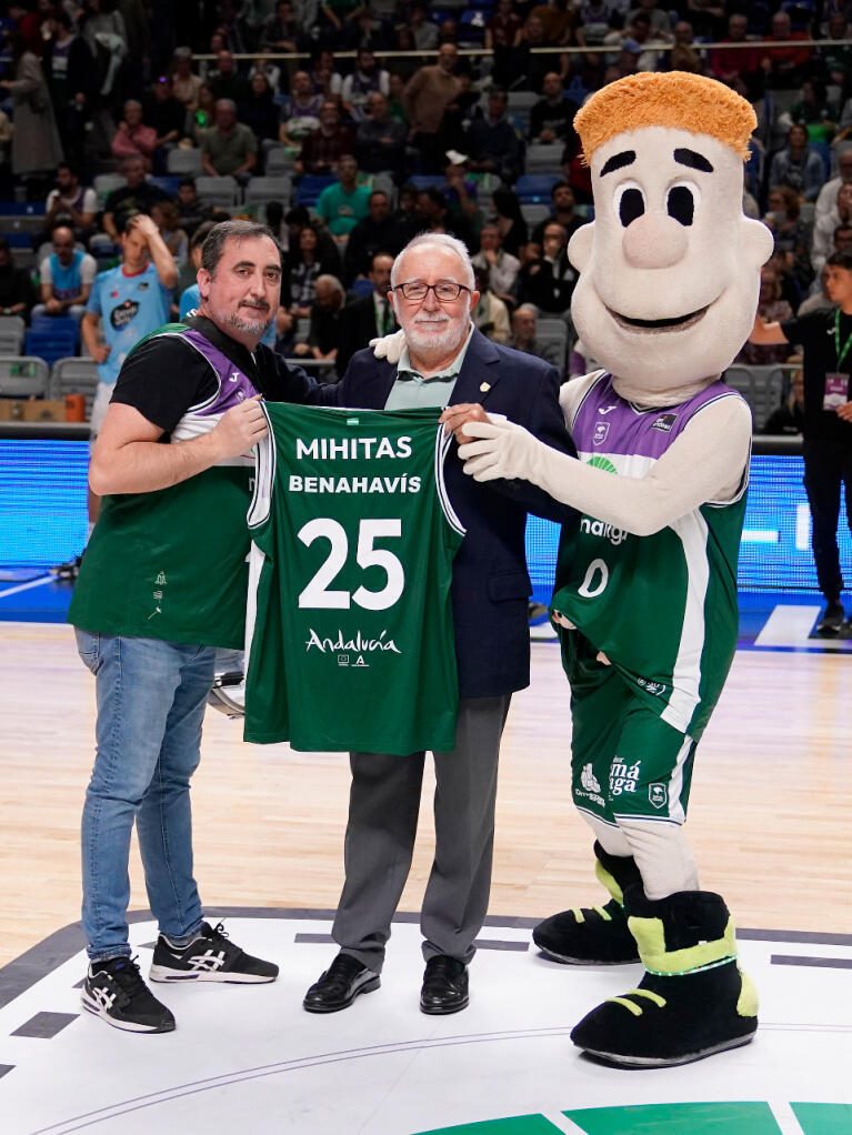 Rafael Jiménez posa con Chicui y el director de Los Mihitas