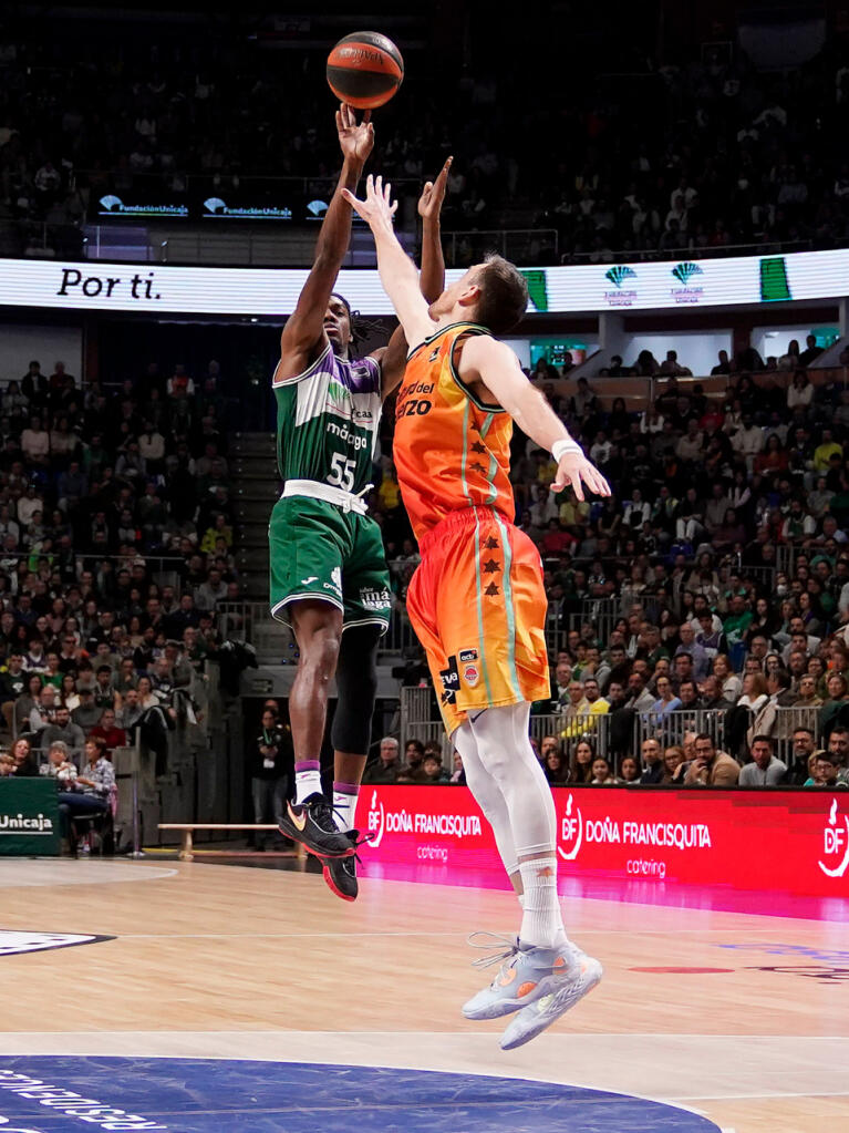 Kendrick Perry lanza de tres