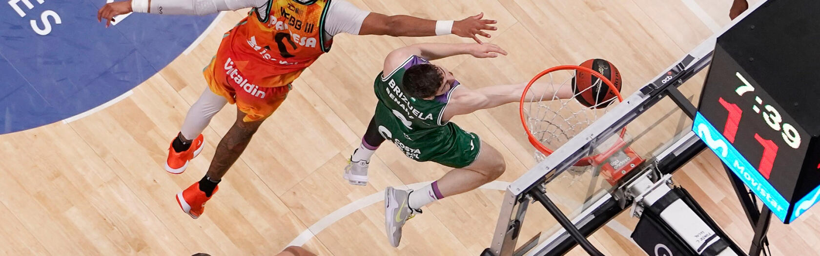 Darío Brizuela anota una bandeja ante la defensa del Valencia Basket