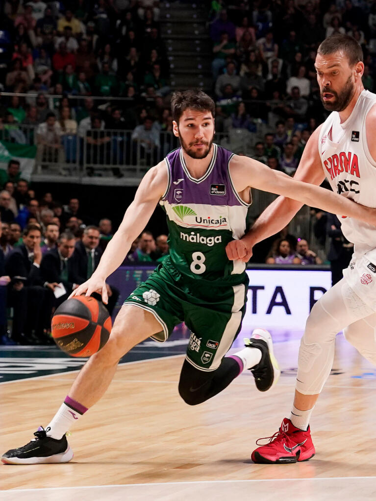 Darío Brizuela trata de superar a Marc Gasol