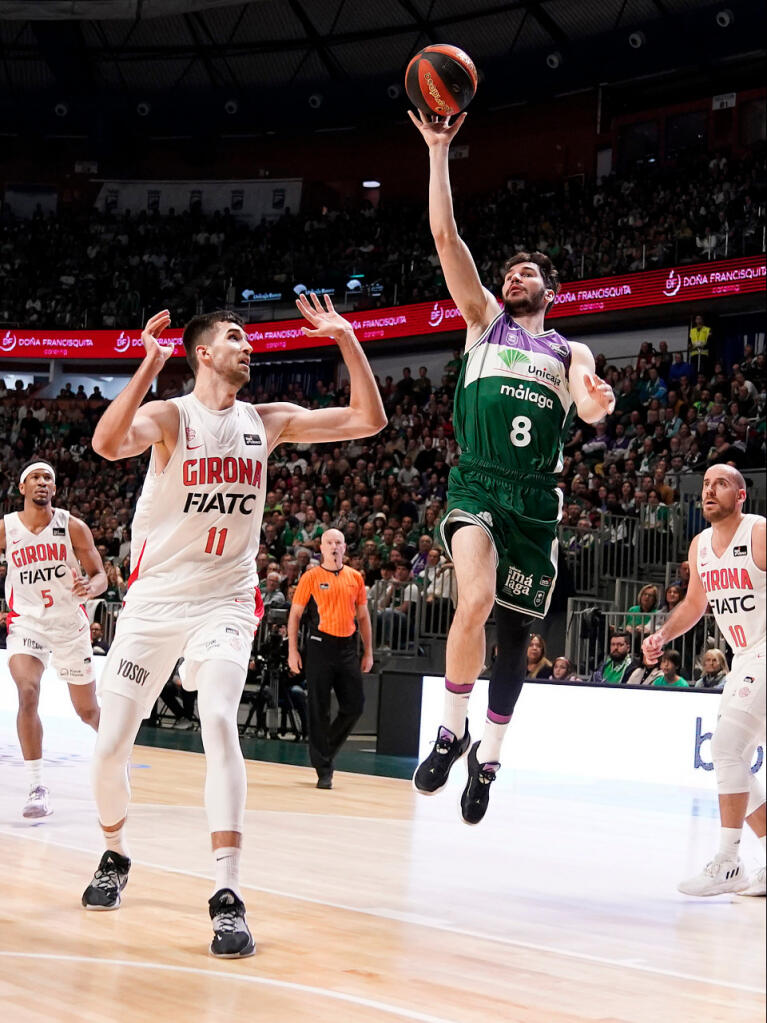 Darío Brizuela lanza una bomba ante la defensa del Bàsquet Girona