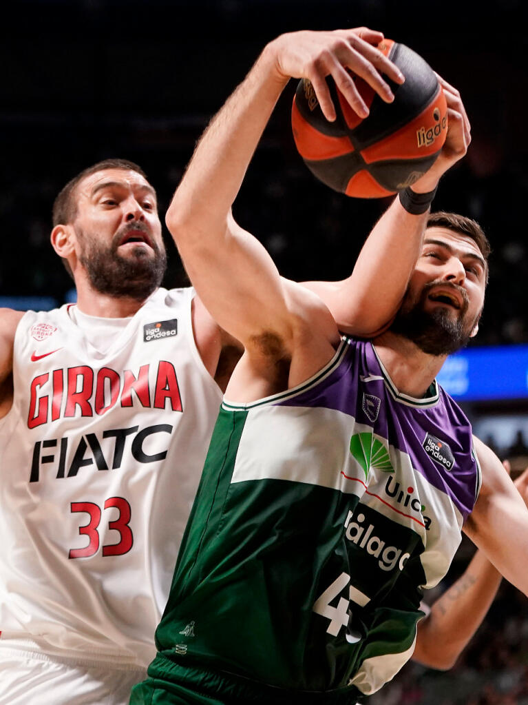 David Kravish lucha por un rebote con Marc Gasol