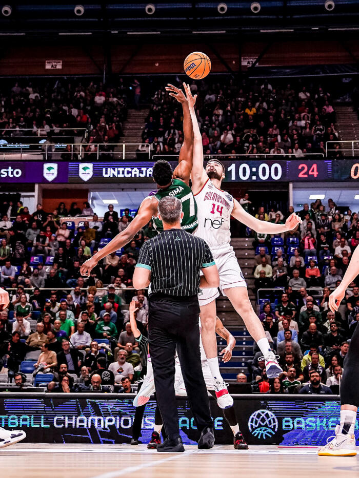 Salto inicial entre Yankuba Sima y Dusan Ristic