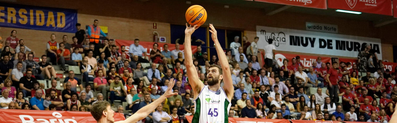 David Kravish lanza desde la media distancia ante el UCAM Murcia