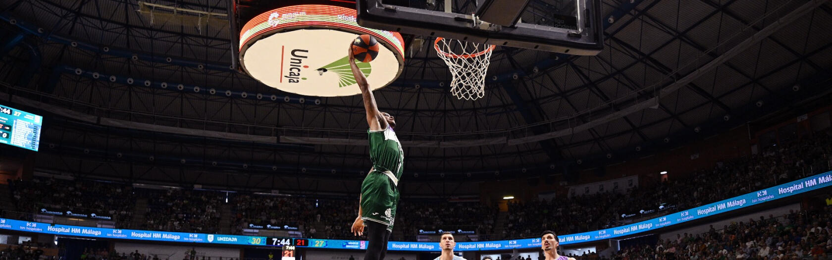 Tyson Carter realiza un mate frente al Monbus Obradoiro.