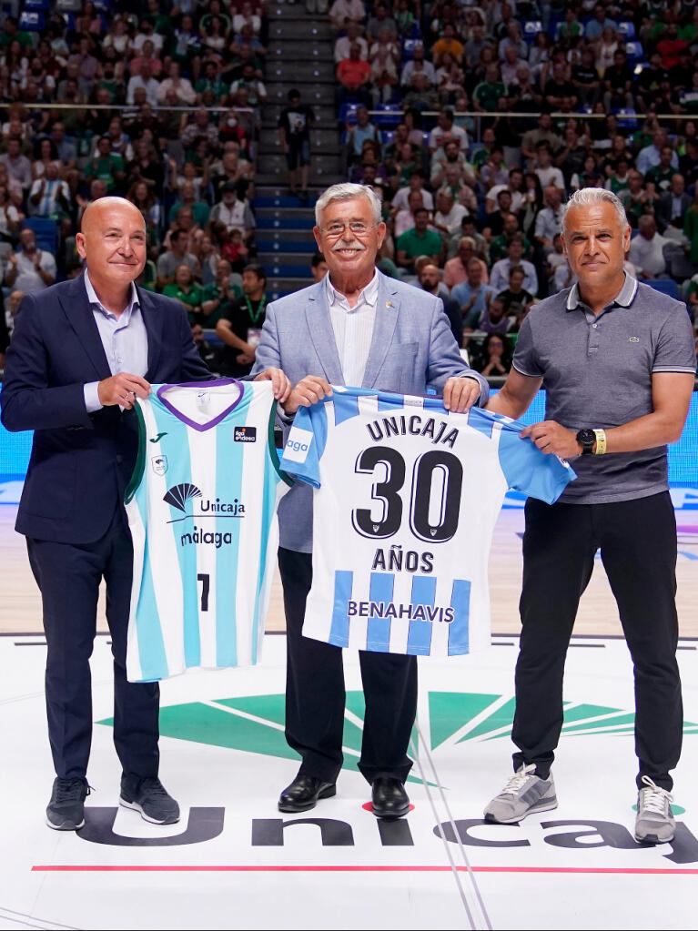 El presidente del Unicaja y miembros del Málaga C.F. se intercambian camisetas