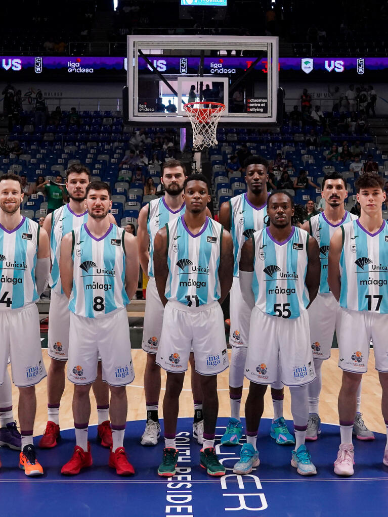 Unicaja posa antes del encuentro con la equipación especial de apoyo al Málaga C.F.