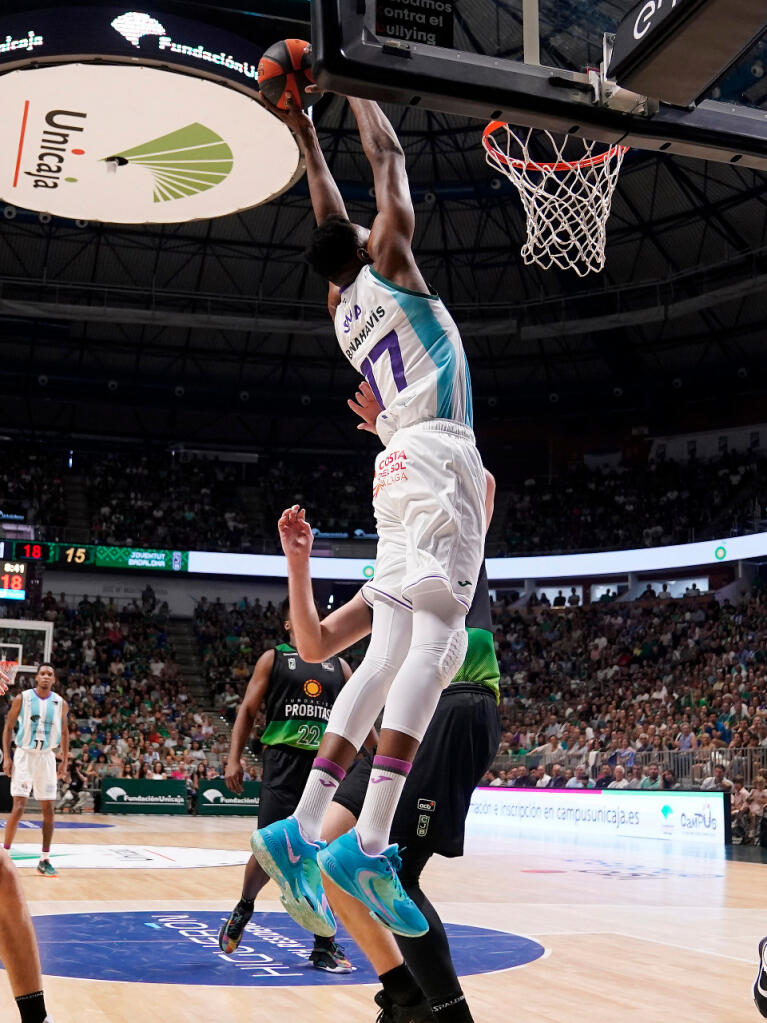 Yankuba Sima culmina con un mate el alley-oop que le lanzó Melvin Ejim