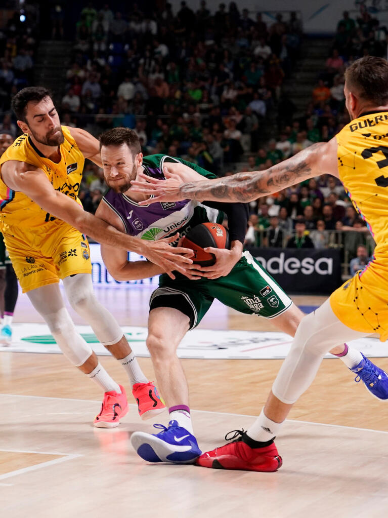 Tyler Kalinoski protege el balón ante Joan Sastre