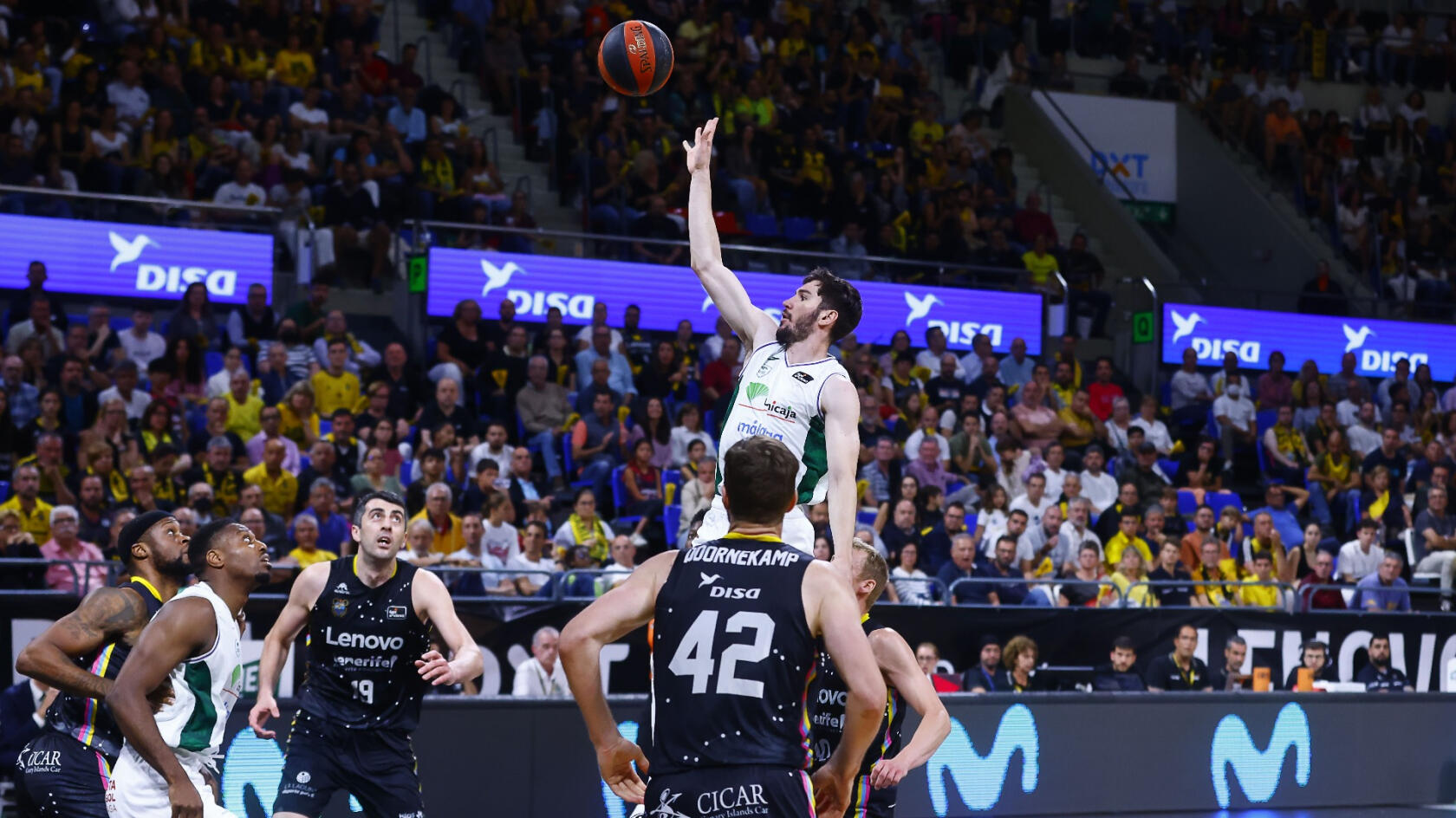 El Unicaja vuela para recuperar el factor cancha en Tenerife (59-72)