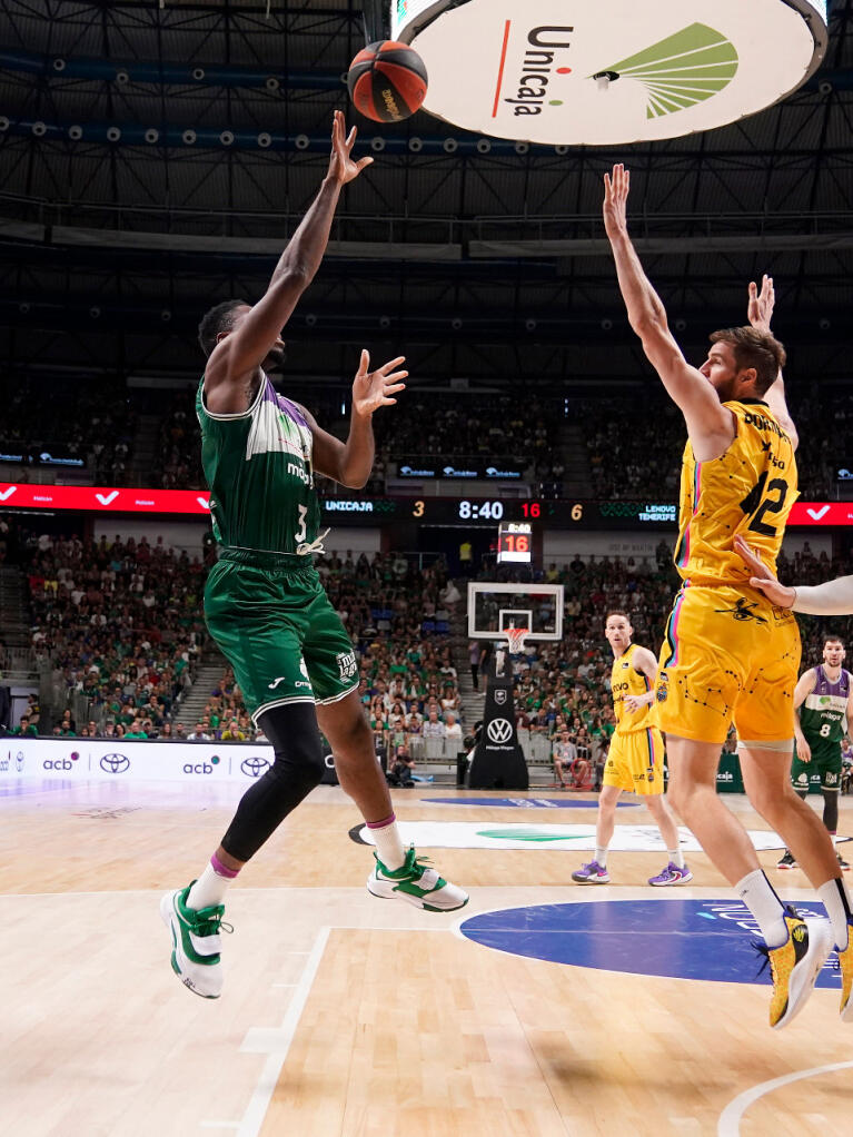 Melvin Ejim lanza a una mano