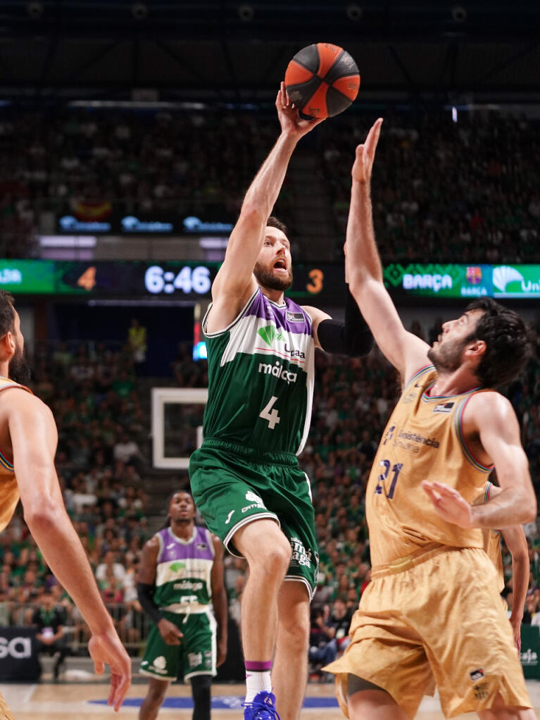 Tyler Kalinoski lanza a canasta ante Abrines