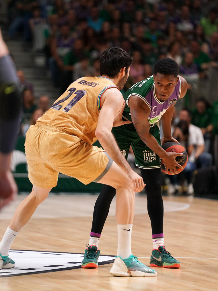 Tyson Carter pensando cómo superar a Álex Abrines