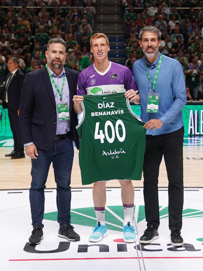 Alberto Díaz recibiendo la camiseta conmemorativa por su partido 400 con Unicaja