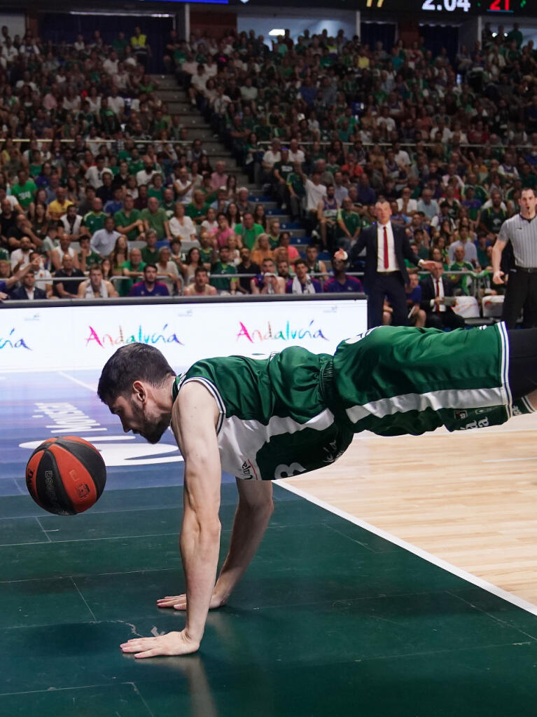 Darío Brizuela en posición acrobática