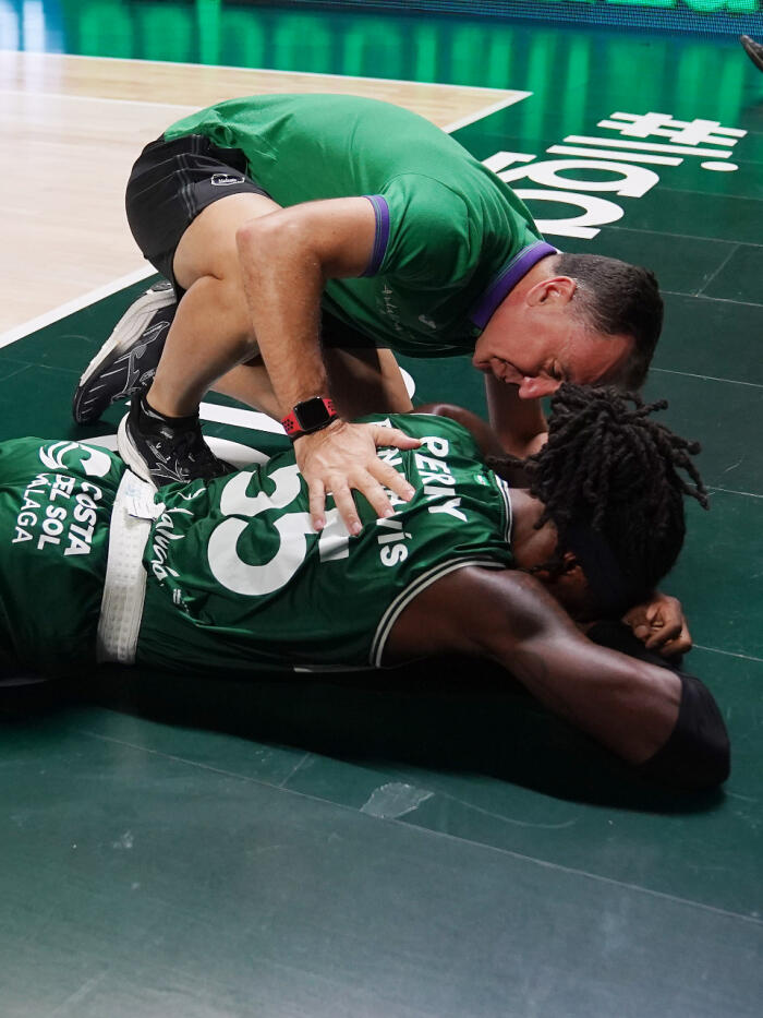 Kendrick Perry en el suelo tras una dura caída