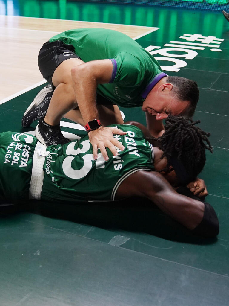 Kendrick Perry en el suelo tras una dura caída