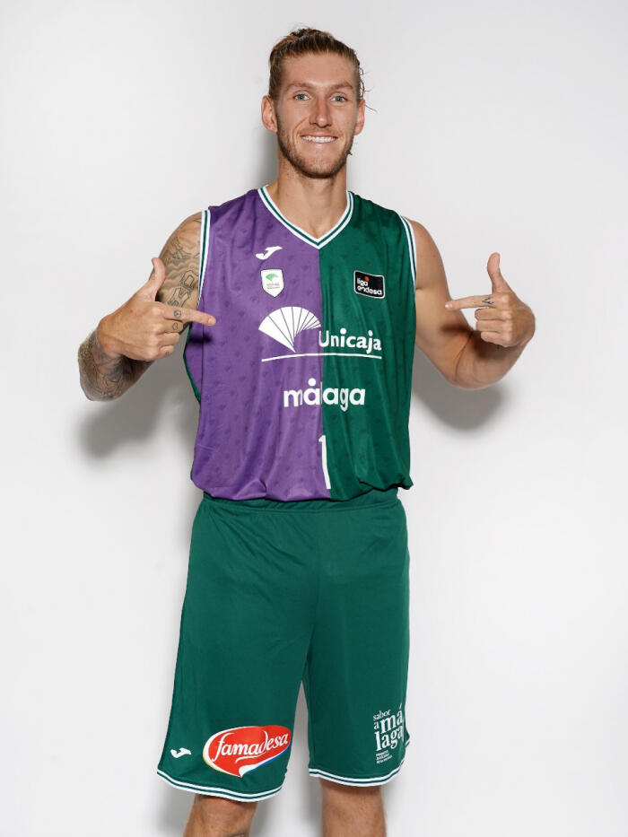 Dylan Osetkowski posa con la equipación