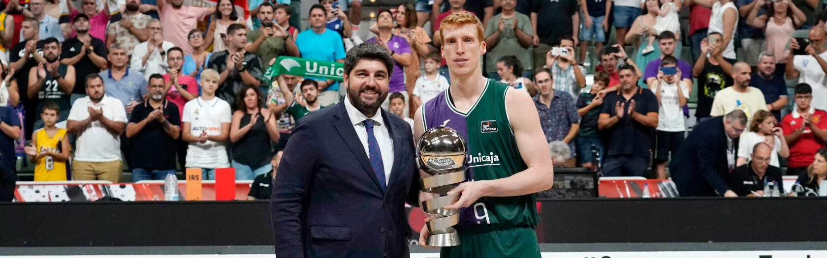 Alberto Díaz recoge el trofeo de subcampeón de la Supercopa Endesa