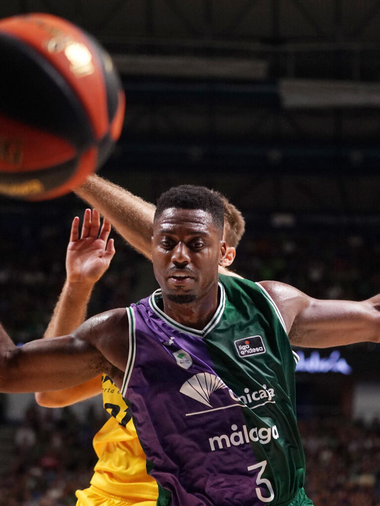 Melvin Ejim deja salir el balón por línea de banda