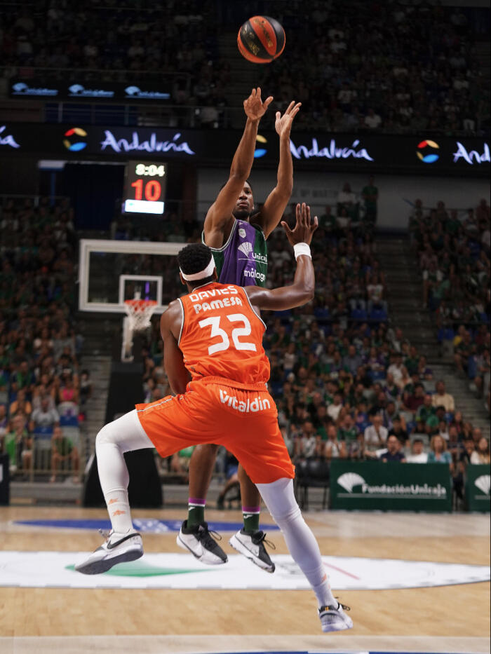 Kameron Taylor lanza ante Brandon Davies