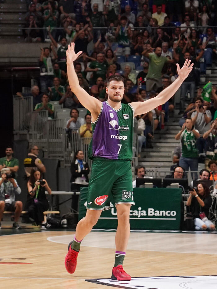 Jonathan Barreiro celebra una acción del partido