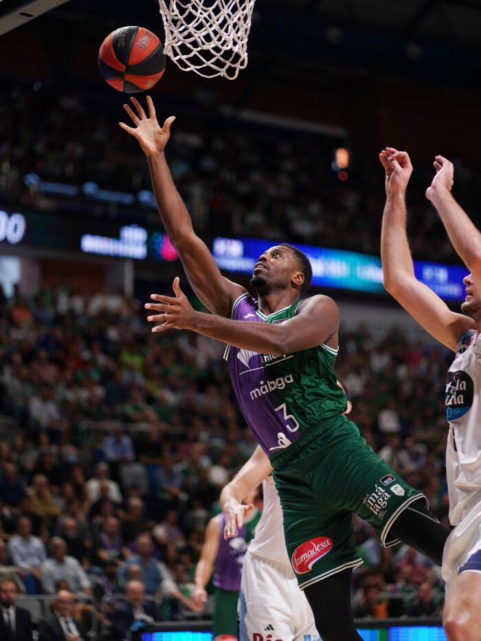 Melvin Ejim lanza bajo el aro