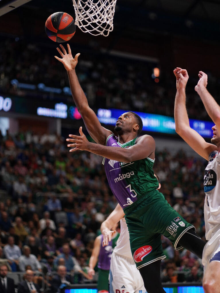 Melvin Ejim lanza bajo el aro