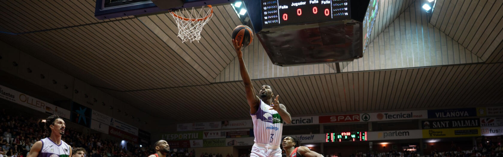 Melvin Ejim anota una bandeja