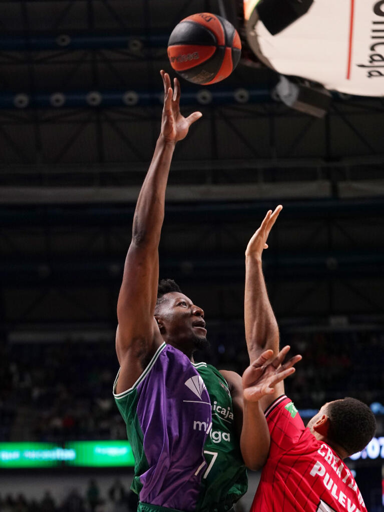 Yankuba Sima lanza a una mano